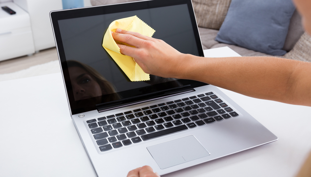 How to Clean a MacBook Screen using LCD and Plasma Wipes