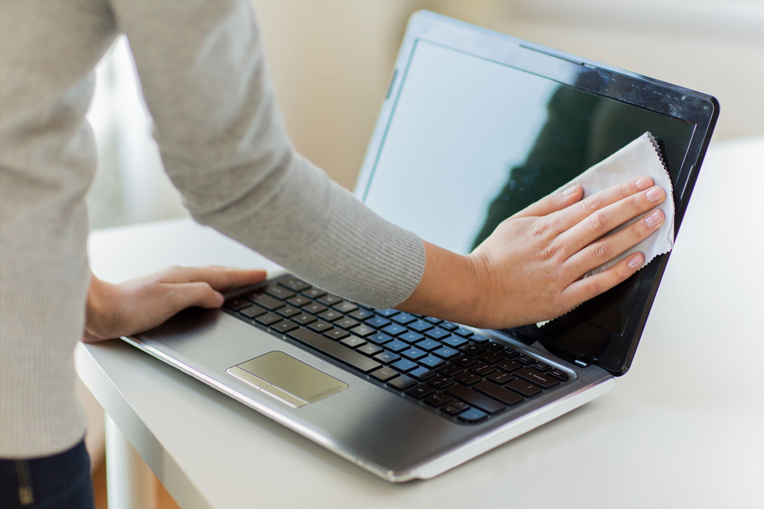 How to clean a MacBook with Dry Cloth