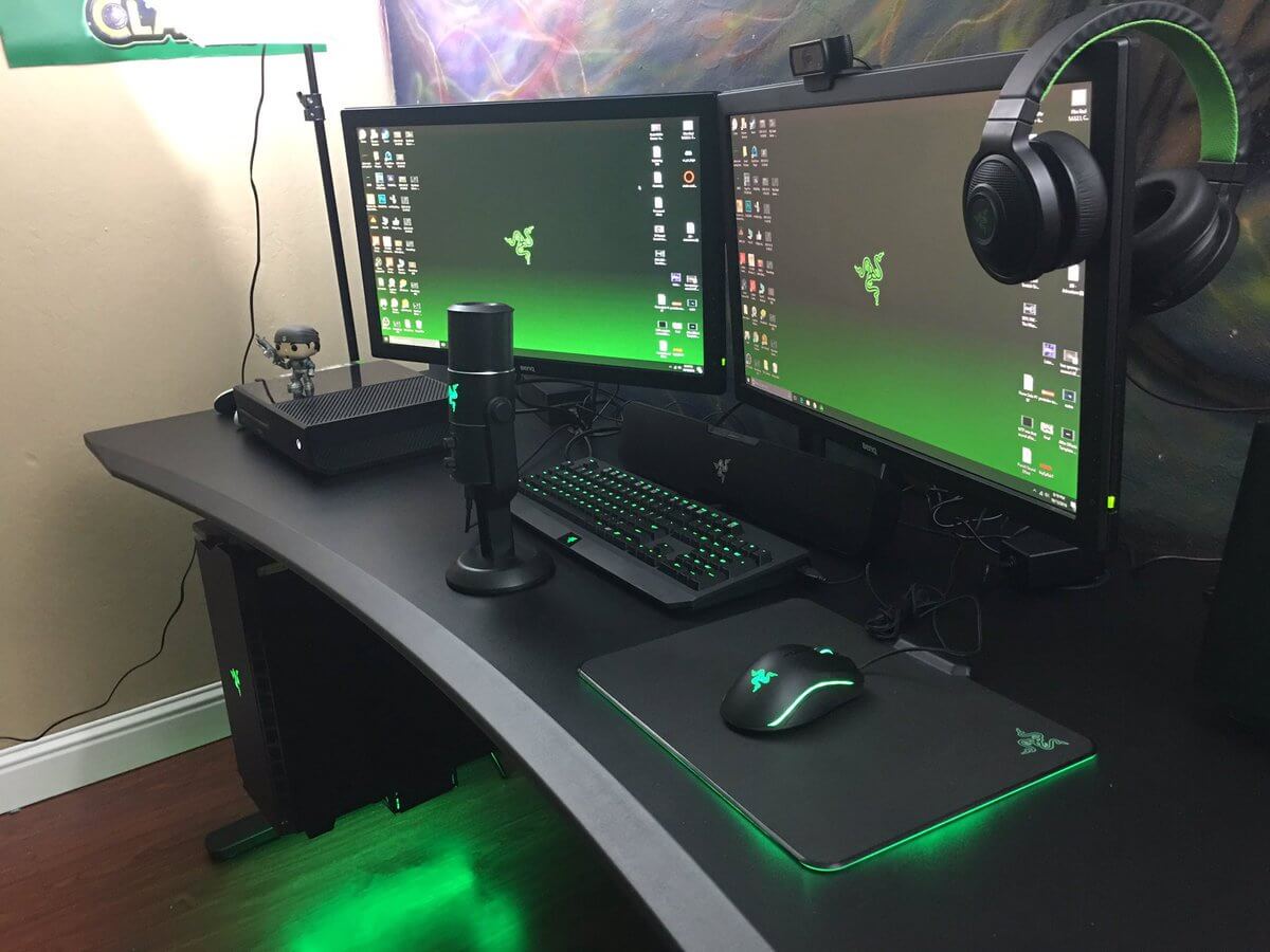 Uplift Gaming Desk: Every Gamer’s Dream - well set up gaming station