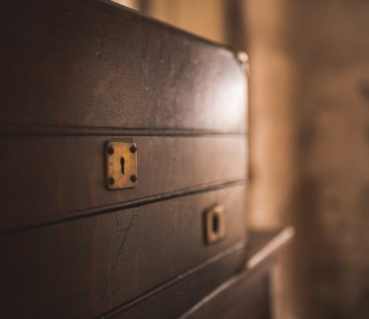 How to Pick a Desk Drawer Lock How to Pick a Desk Drawer Lock