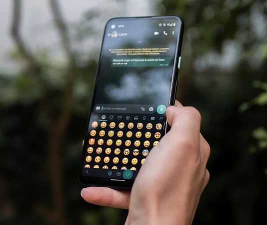 How to have iPhone emojis on Android and use them on WhatsApp How to have iPhone emojis on Android and use them on WhatsApp