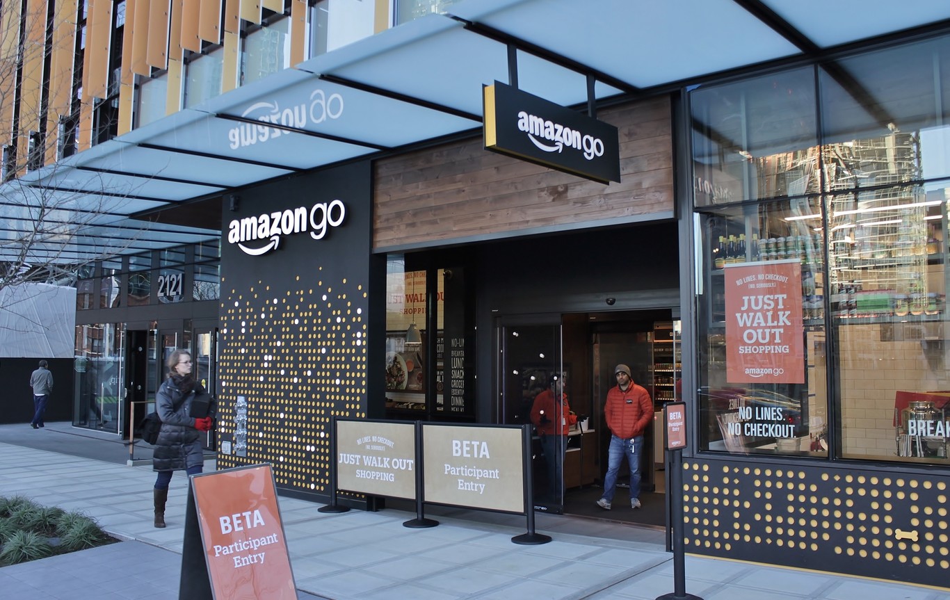 This is how the first physical Amazon store works without boxes and (almost) without employees